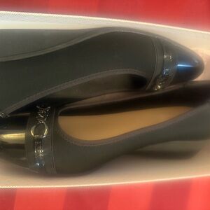 Sleek Black Flats with Glossy Finish and Seamless Design